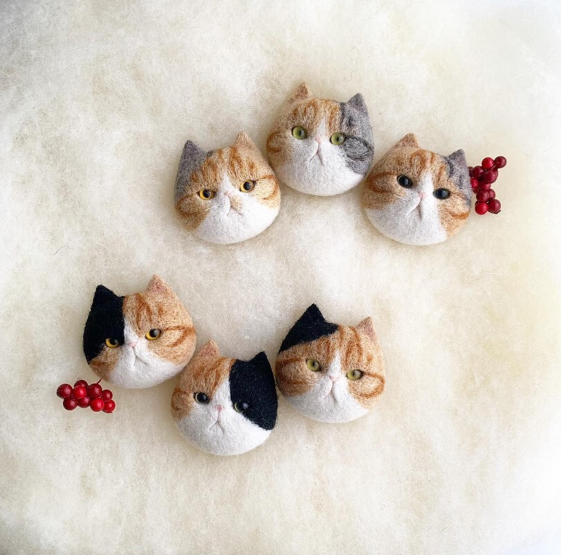 なべ猫羊毛フェルトブローチ - ファッション雑貨